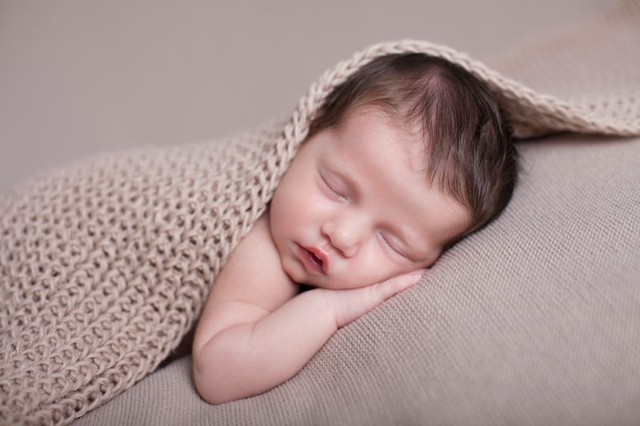 Nouveau-né nourrisson bébé fille endormi nu