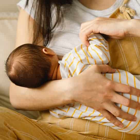 maman qui allaite son bébé